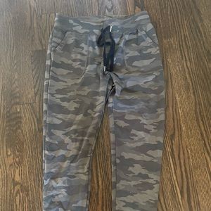 Like new Zyia camo joggers